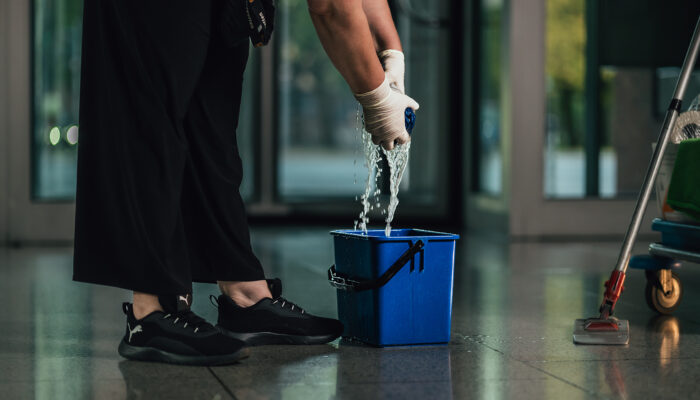 0105 - Gebäudereinigung - Auswringen überm Wischeimer