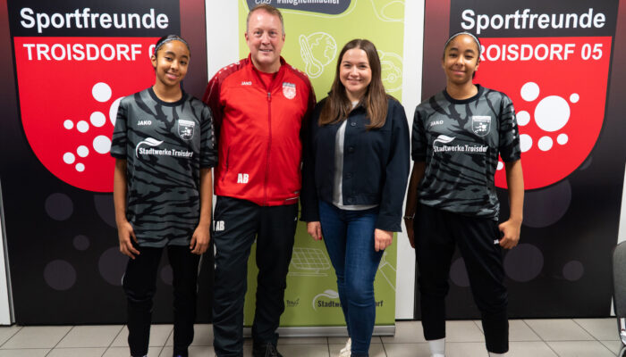 0120 - Trikotübergabe-Stadtwerke-Troisdorf-U17-Juniorinnen_klein