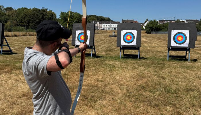 Volle Konzentration auf das Ziel. Das integrative Bogenschießprojekt verbindet seit 13 Jahren Sport, Gemeinschaft und Inklusion.