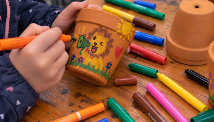 Tontopf-Malaktion Erntedankfest - © Bild Stadtwerke Troisdorf - Bild mit KI-Unterstützung bearbeitet
